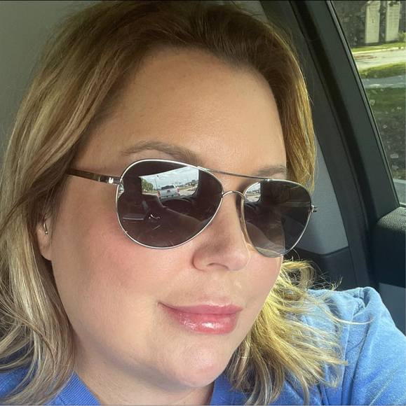 Meet your Posher, Elaina - Picture 2 of 2